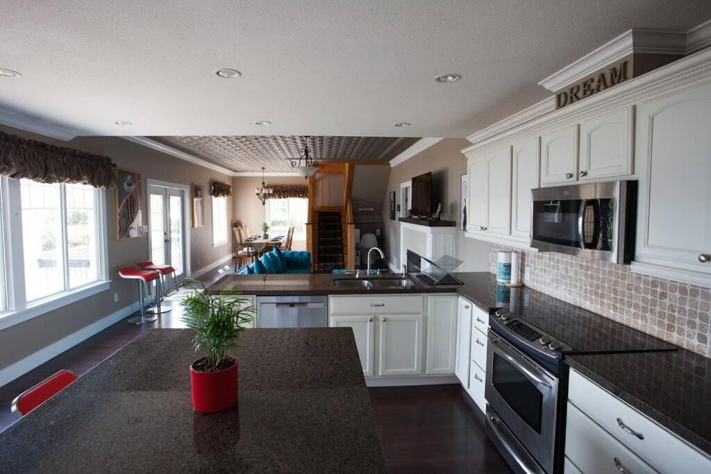 Iconic 3-Story Waterfront 'Marina House' W/ View Vila Gibsons Exterior foto