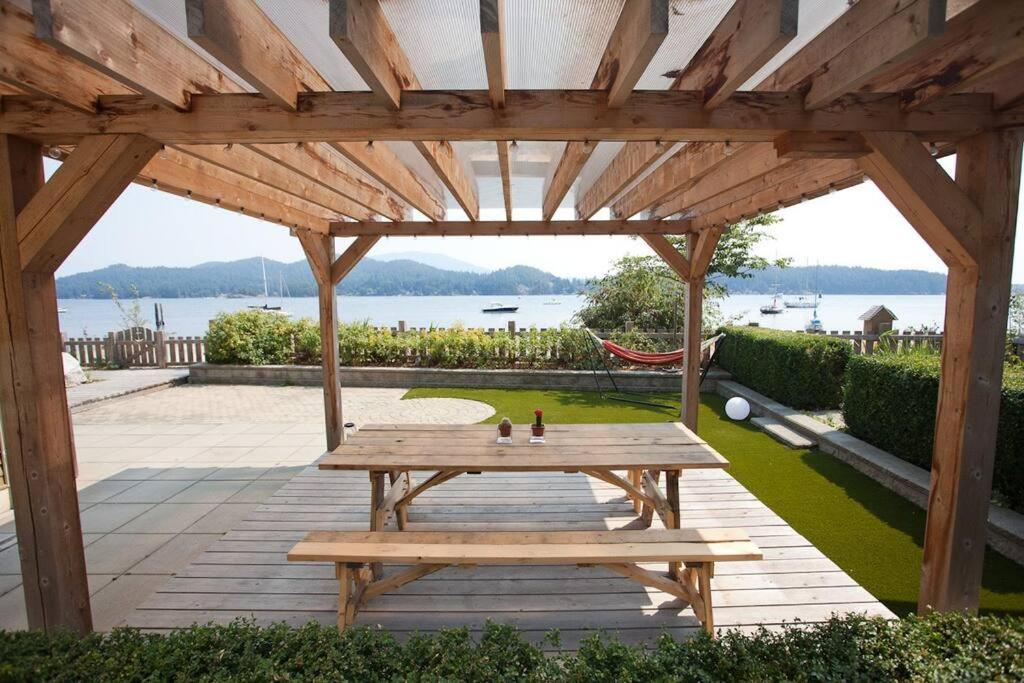 Iconic 3-Story Waterfront 'Marina House' W/ View Vila Gibsons Exterior foto