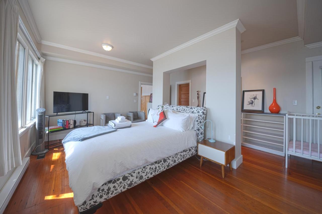 Iconic 3-Story Waterfront 'Marina House' W/ View Vila Gibsons Exterior foto